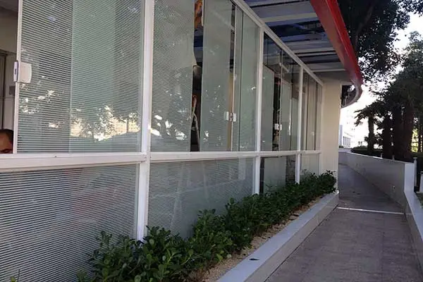 Persiana entre vidros em SP